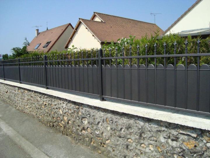 Un large modèle de portails et de clôtures. Vous aurez le choix sur la hauteur, le niveau de robustesse et le matériau de l’ouvrag