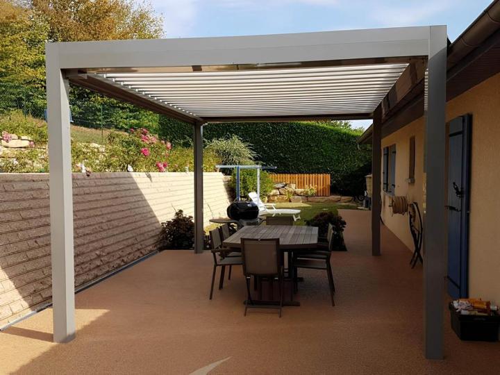 Confiez la fabrication et la pose de votre pergola bioclimatique à notre équipe compétente.